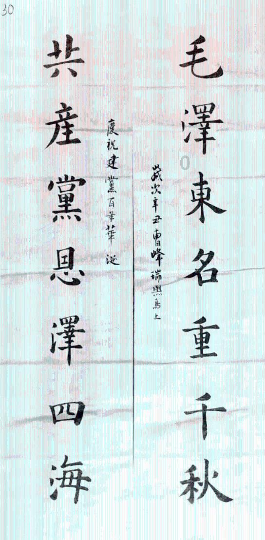 张俪晒出一组雪地写真,雀斑妆搭配粉色皮草,适配度如何?